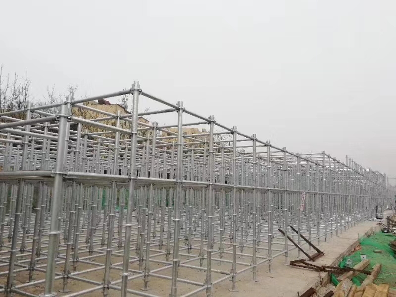 搭建腳手架橫向掃地桿與縱向掃地桿時(shí)，怎么設(shè)置好？ (圖1)